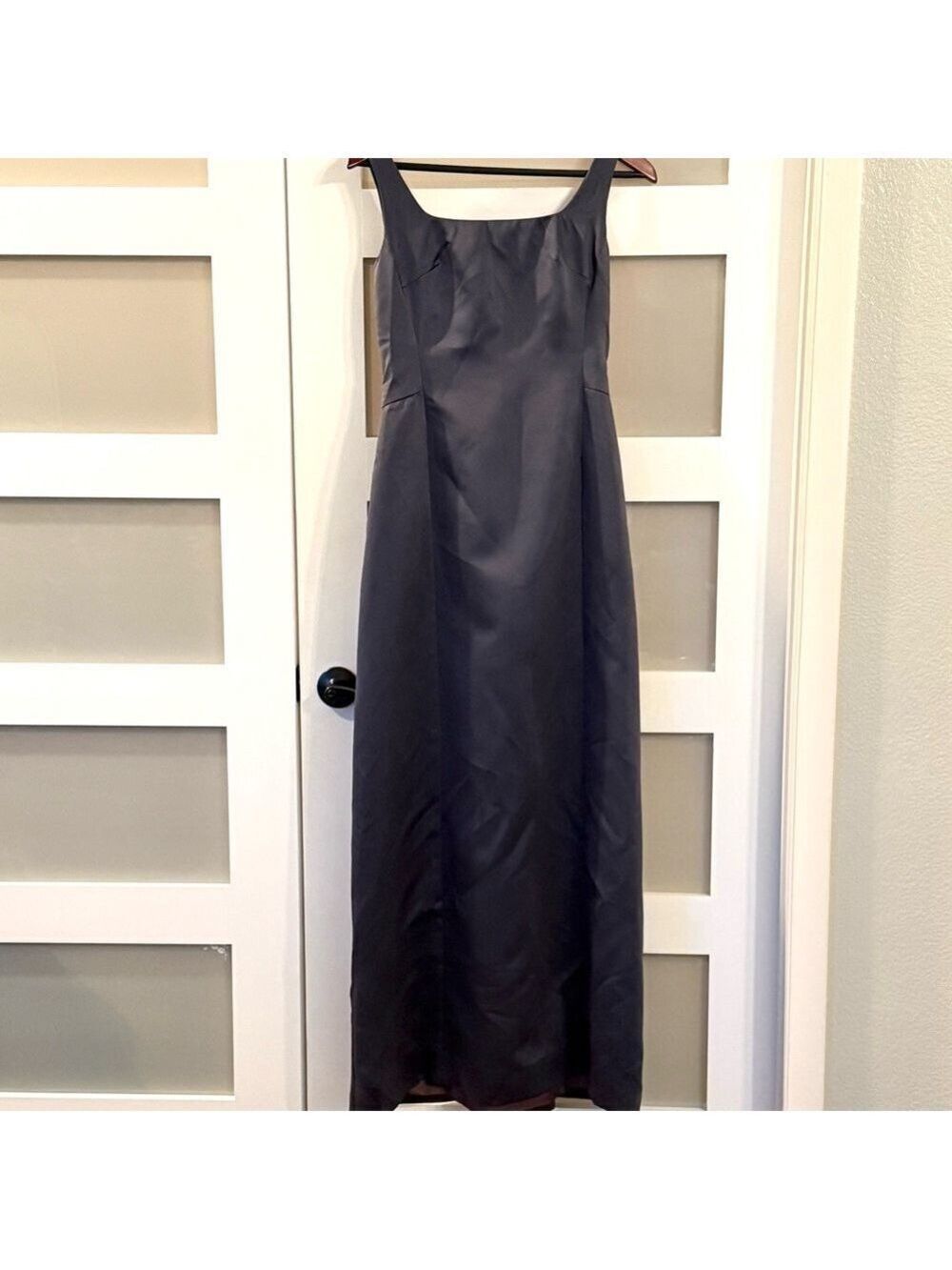 VERA WANG  Gray Square neck gown. Size 6